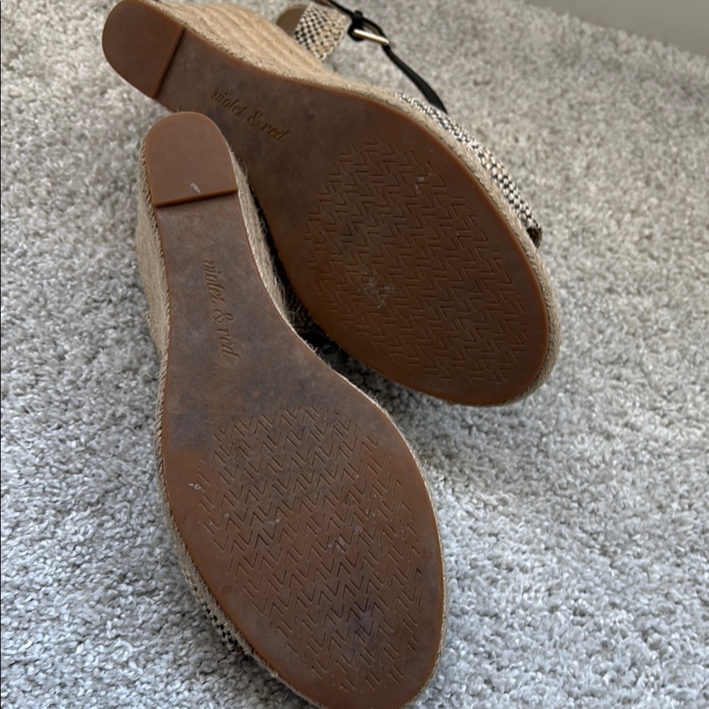 Elegant Black and Tan Platform Sandals with Ankle Strap - Picture 4 of 5